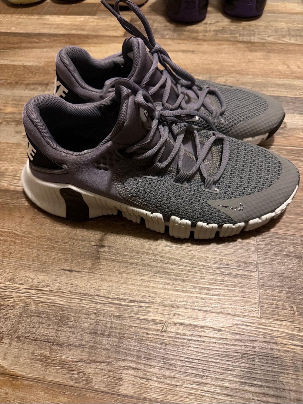 Nike Men’s Gray and White metcon 4 Athletic Sneakers